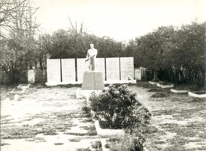 Братское кладбище 379 воинов Советской Армии и партизан погибших при освобождении п Бежаницы и района от